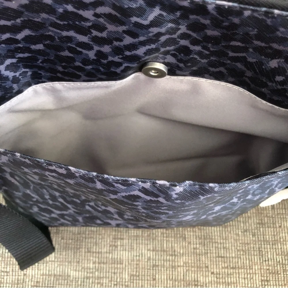 Baggallini compact yet